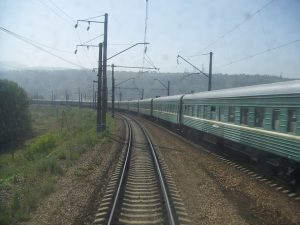 Transsibirische Eisenbahn Zug fährt durch die Mongolei