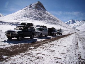 Geländewagen auf dem Weg zum Karakul