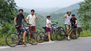 Radfahrer machen Pause in Indien, 5 Personen, Palmen, Blick ins Tal