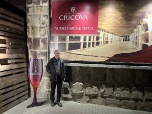 Moldawien, Bild zeigt Cricova Weingut, Werbeplakat, davor posiert ein Mann