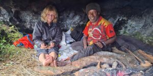 Bild zeigt 2 Menschen in Höhle in Papua Neuginea