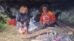 Bild zeigt 2 Menschen in Höhle in Papua Neuginea