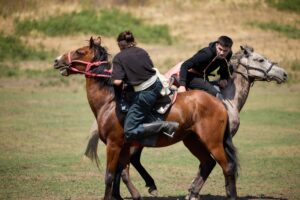 bild zeigt 2 Reister bei Reiterspielen Kasachstan