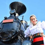 Rumänien Reisen - Schoene Trachten neben der Waldbahnklein