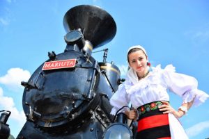 Rumänien Reisen - Schoene Trachten neben der Waldbahnklein