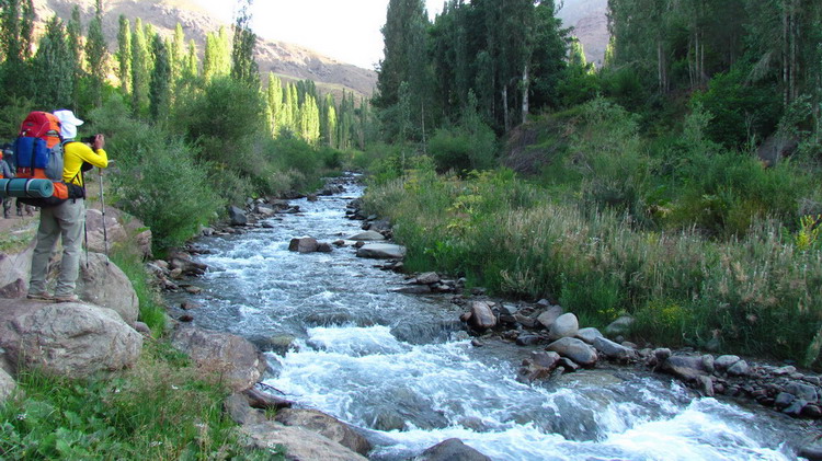 Bild zeigt Wanderer, Fluss, Bäume, Berge, Tal von Alamut