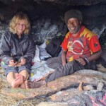Mount Giluwe Bild zeigt 2 Menschen in Höhle in Papua Neuginea
