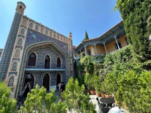 Bild zeigt ein orientalisches Haus vor blauem Himme. Es ist mit Mosaiken verziert