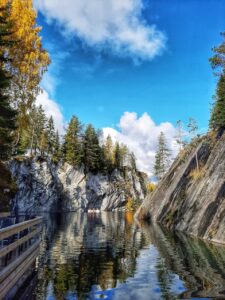 Foto zeigt enge Schlucht, Felsen mit Wasser