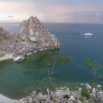 Auf der Fahrt mit der Transsibirischen Eisenbahn kommen die Reisenden am Baikalsee nicht vorbei.