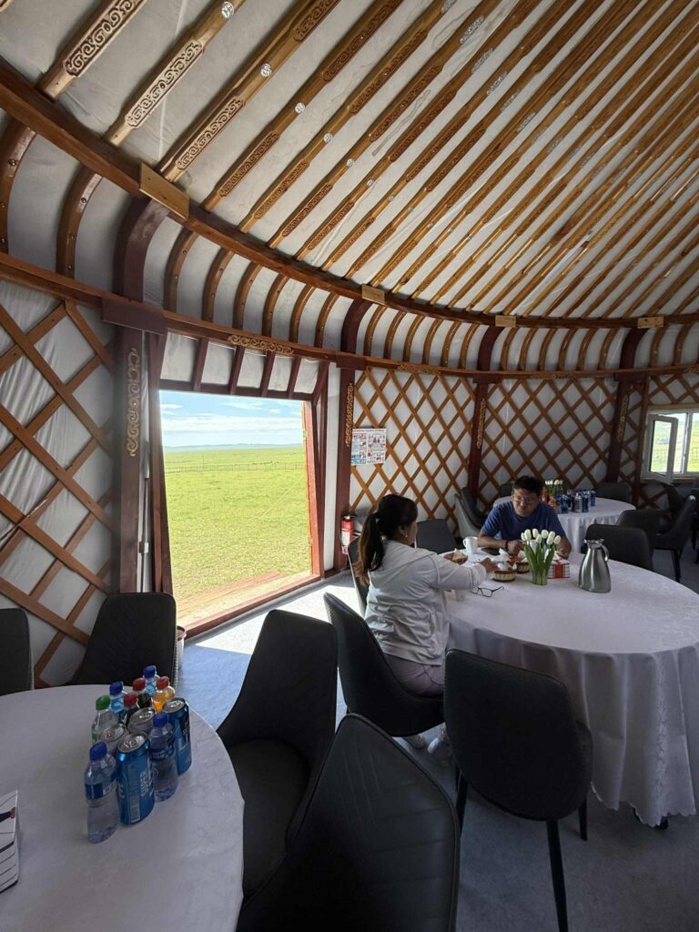 Auf dem Bild sieht man das Restaurant während der Reitreise Mongolei in einer typischen Jurte