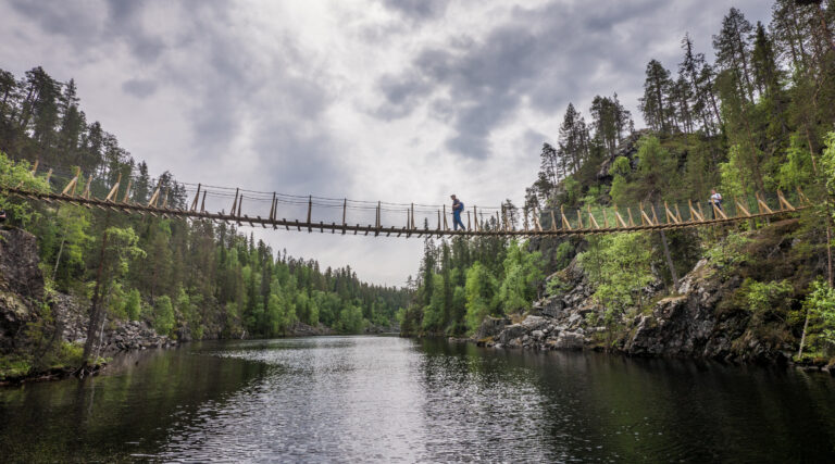hossa-national-park_canyon-lake-suspension-bridgetraveldudes-greg-snell