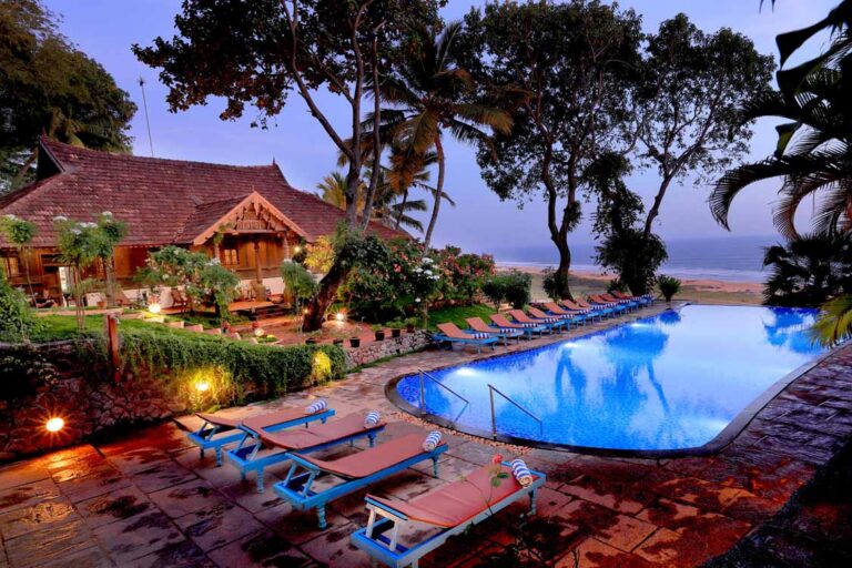 Bild zeigt den Pool vom Hotel Somatheeram in Indien, Kerala,